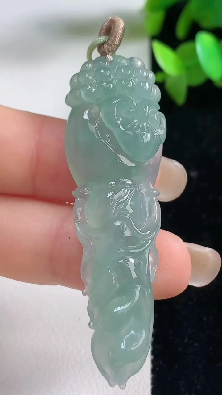 天然A货翡翠人参如意吊坠，尺寸56.6-17.7-6.8，重量:11.00g
9月10日