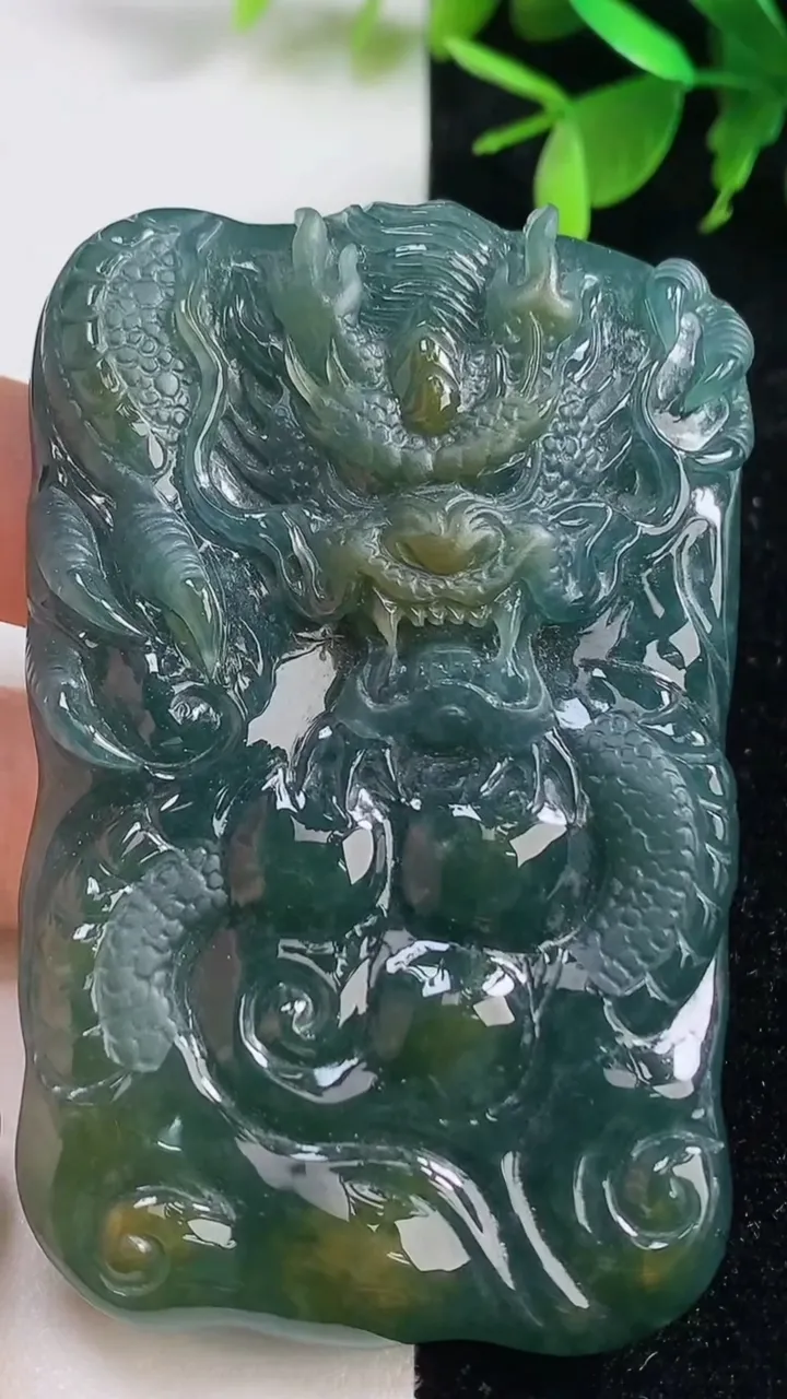 天然A货翡翠龙牌吊坠，尺寸72.4-47.8-14.6，重量:79.88g
9月10日