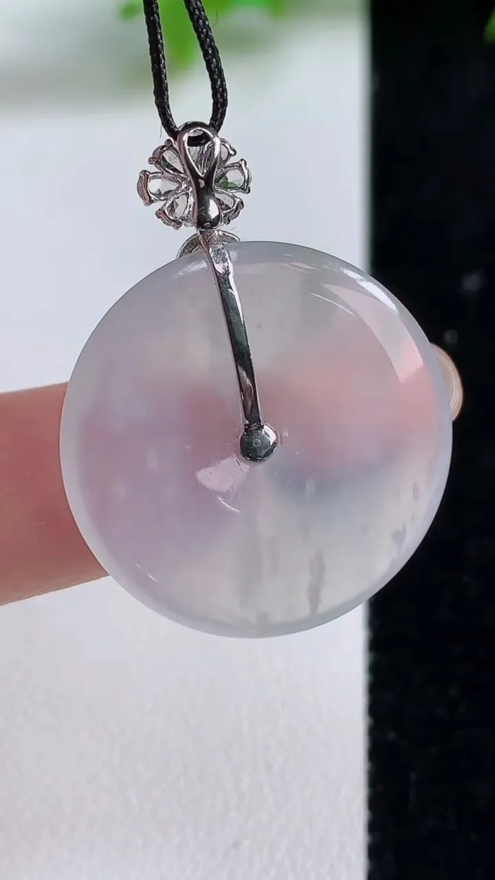 天然A货翡翠种白冰平安扣吊坠，尺寸24.5-3，重量:5.50g
9月10日