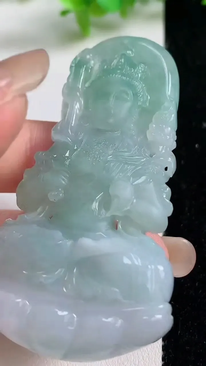 天然A货翡翠虚空藏观音菩萨吊坠，尺寸68-37.4-11.5，重量:44.75g
9月10日