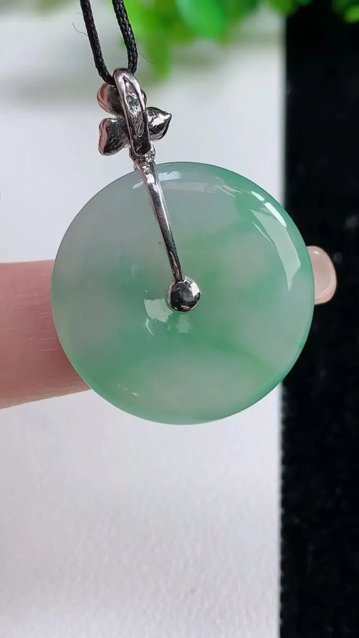 天然A货翡翠平安扣吊坠，尺寸24-4.6，重量:7.95g
9月10日