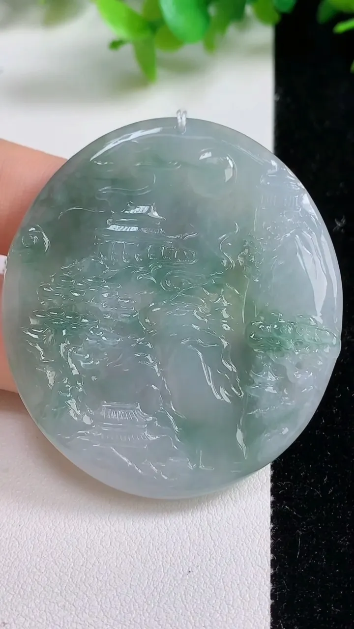 天然A货翡翠牌吊坠，尺寸52.5-47.7-5，重量:30.70g
9月10日