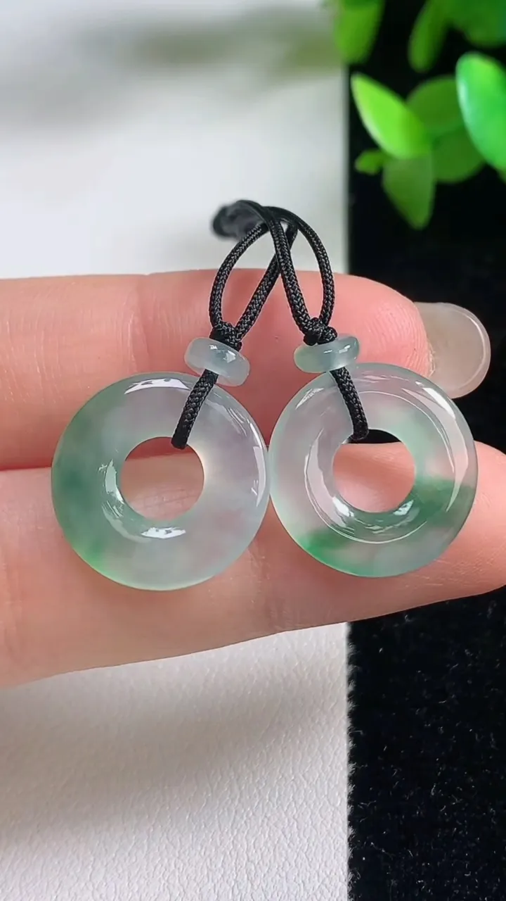 天然A货翡翠平安环吊坠一对，尺寸17-3，重量:3.37g
9月10日