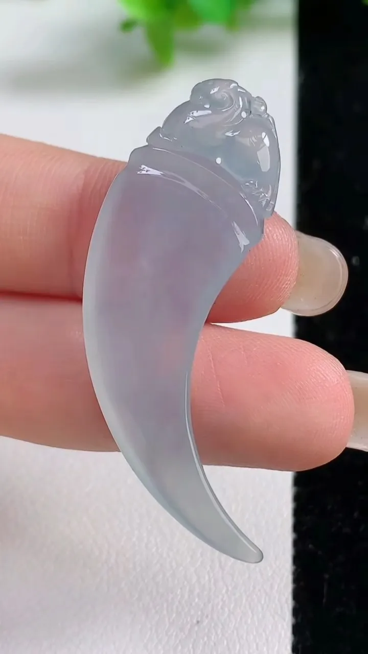 天然A货翡翠龙牙吊坠，尺寸44.5-18.6-5.7，重量:7.13g
9月10日