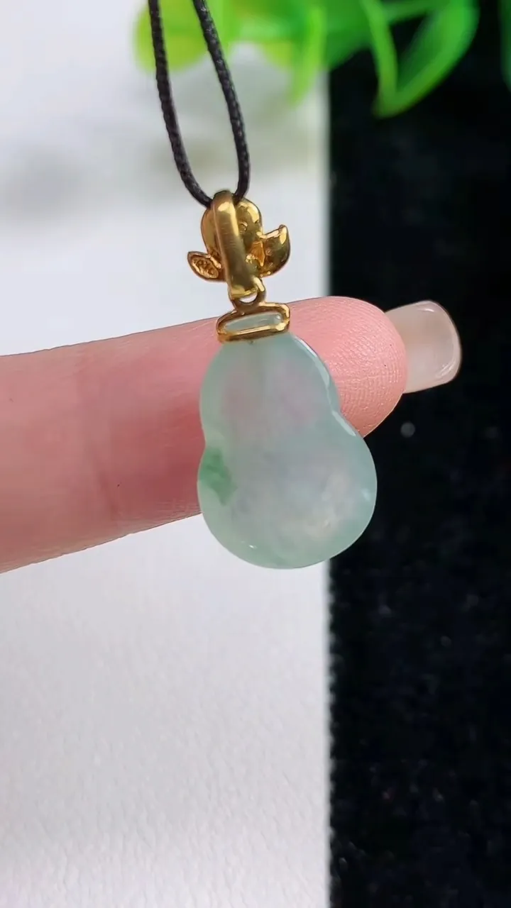 天然A货翡翠葫芦吊坠，尺寸11.3-11-4.6，重:1.88g
9月10日