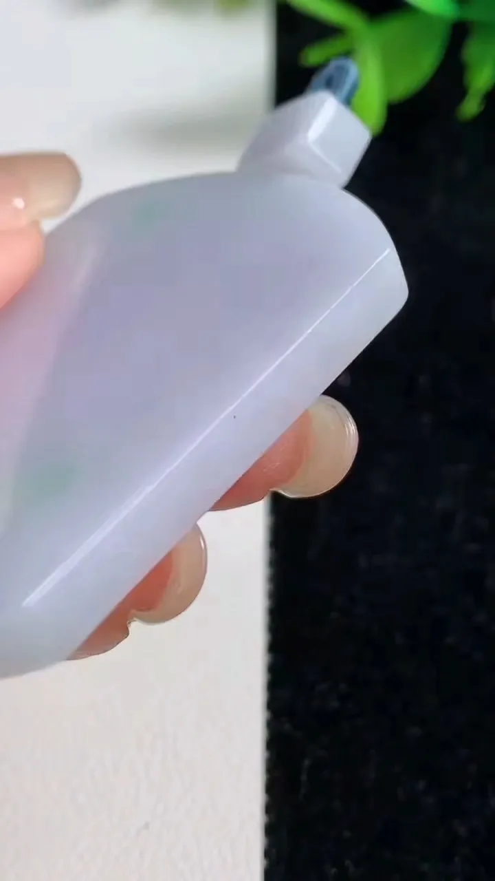 天然A货翡翠春带彩紫罗兰无事牌吊坠，尺寸52.5-38.5-5，重量:33.24g
9月10日