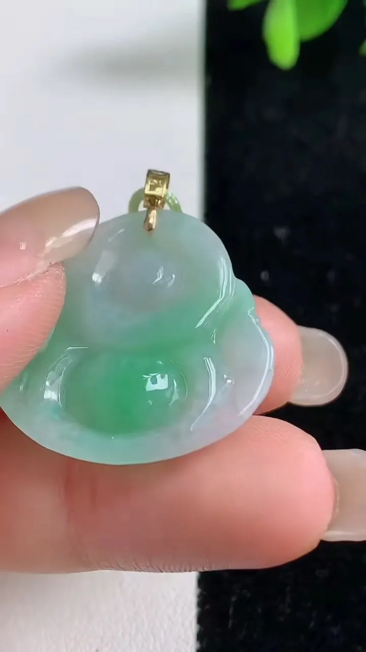 天然A货翡翠佛公吊坠，尺寸25.8-26.6-5.3，重量:5.48g
9月10日