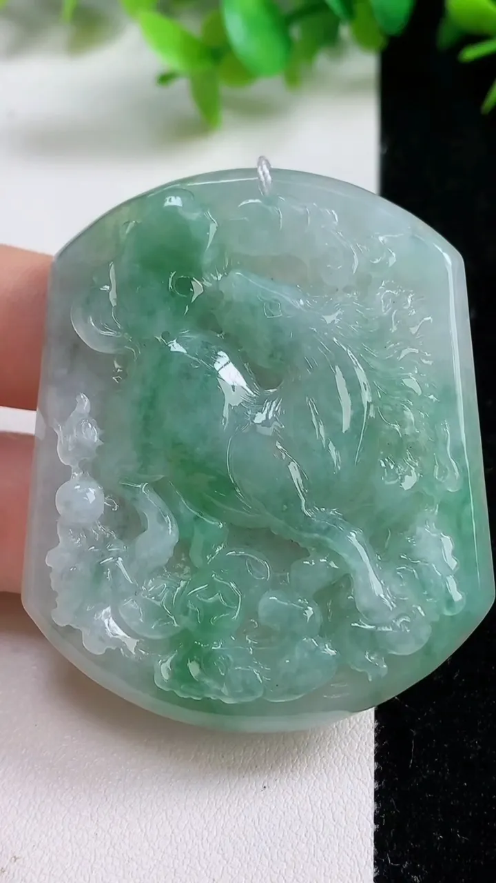 天然A货翡翠生肖马吊坠，尺寸53.5-44.4-5.6，重量:29.86g
9月10日