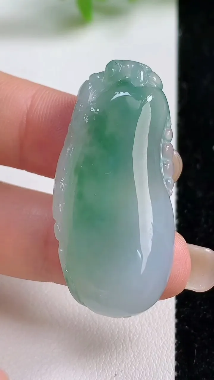 天然A货翡翠冰种飘花福瓜吊坠，尺寸42-19-7，重量:12.62g
9月10日