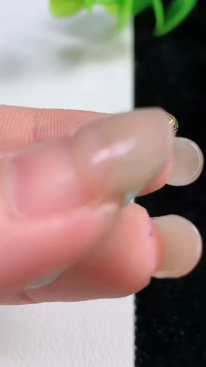 天然A货翡翠金枝玉叶 叶子吊坠，尺寸29.5-18.5-4，重:4.10g
9月10日