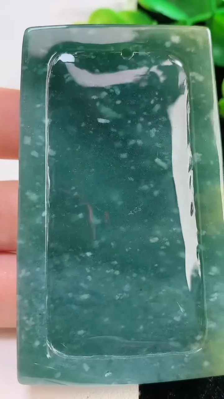 天然A货翡翠蓝水山水牌吊坠，尺寸71.6-43.2-12，重:81.24g
9月10日