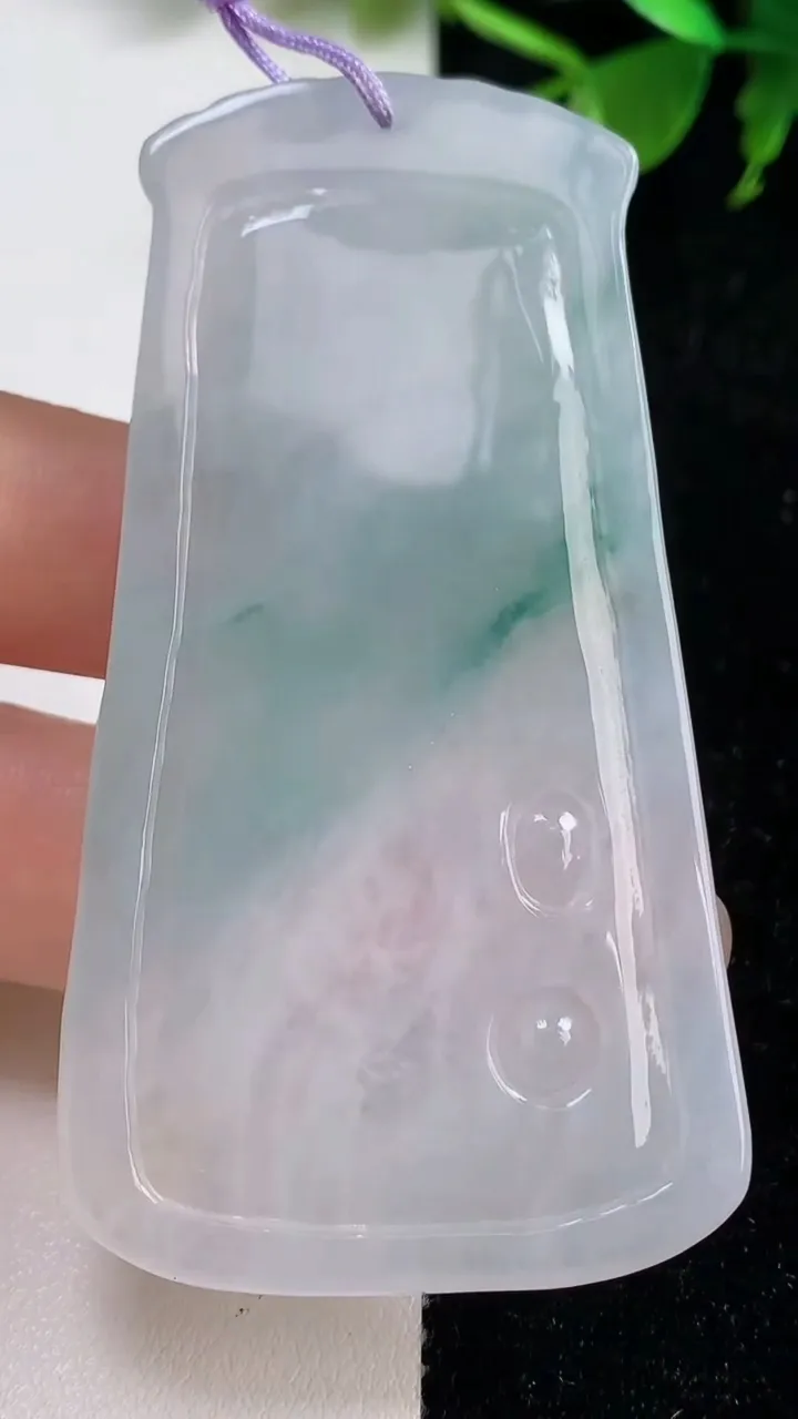 天然A货翡翠冰种飘花一念之间吊坠，尺寸68-36.2-4.6，重量:28.77g
9月10日