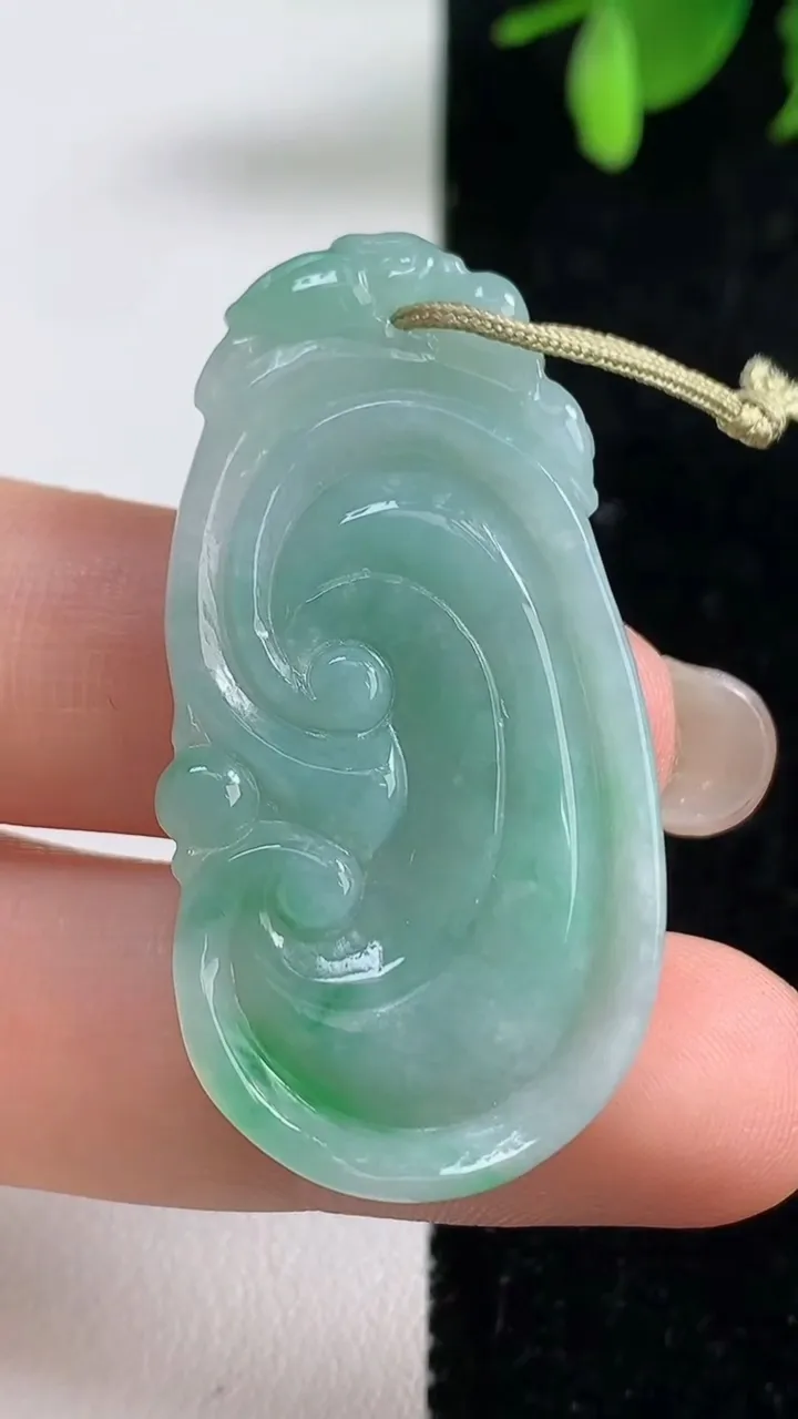 天然A货翡翠如意吊坠，尺寸42.6-21.2-4.5，重量:8.34g
9月10日