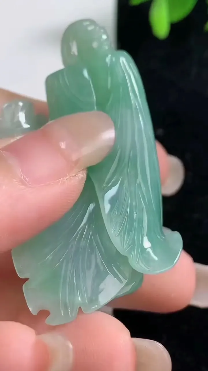 天然A货翡翠白菜吊坠，尺寸47-27.5-20，重量:33.57g
9月10日