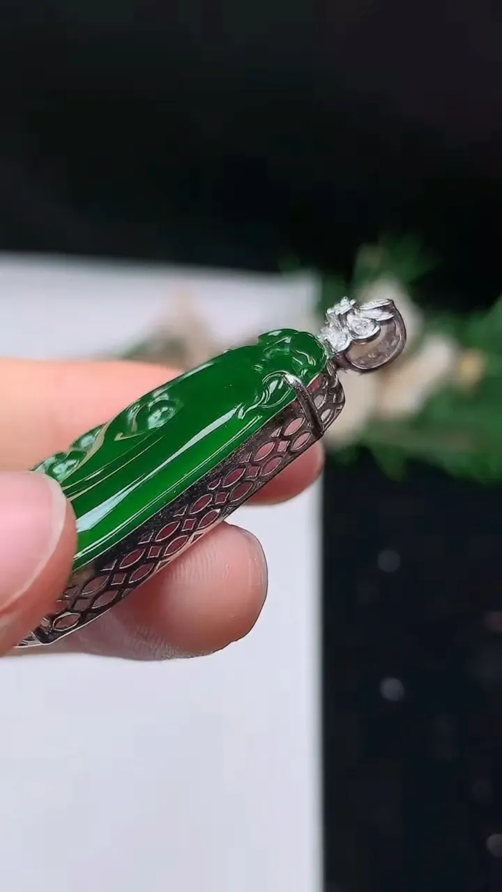 天然A货翡翠如意吊坠，尺寸34.9-21.8-7.5，重量:8.59g
9月10日