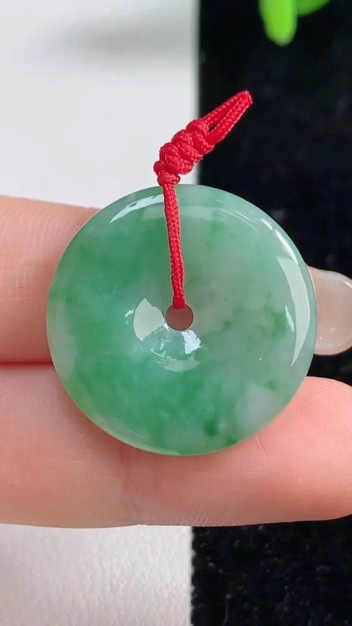 天然A货翡翠平安扣吊坠，尺寸24-3.3，重量:4.57g
9月10日