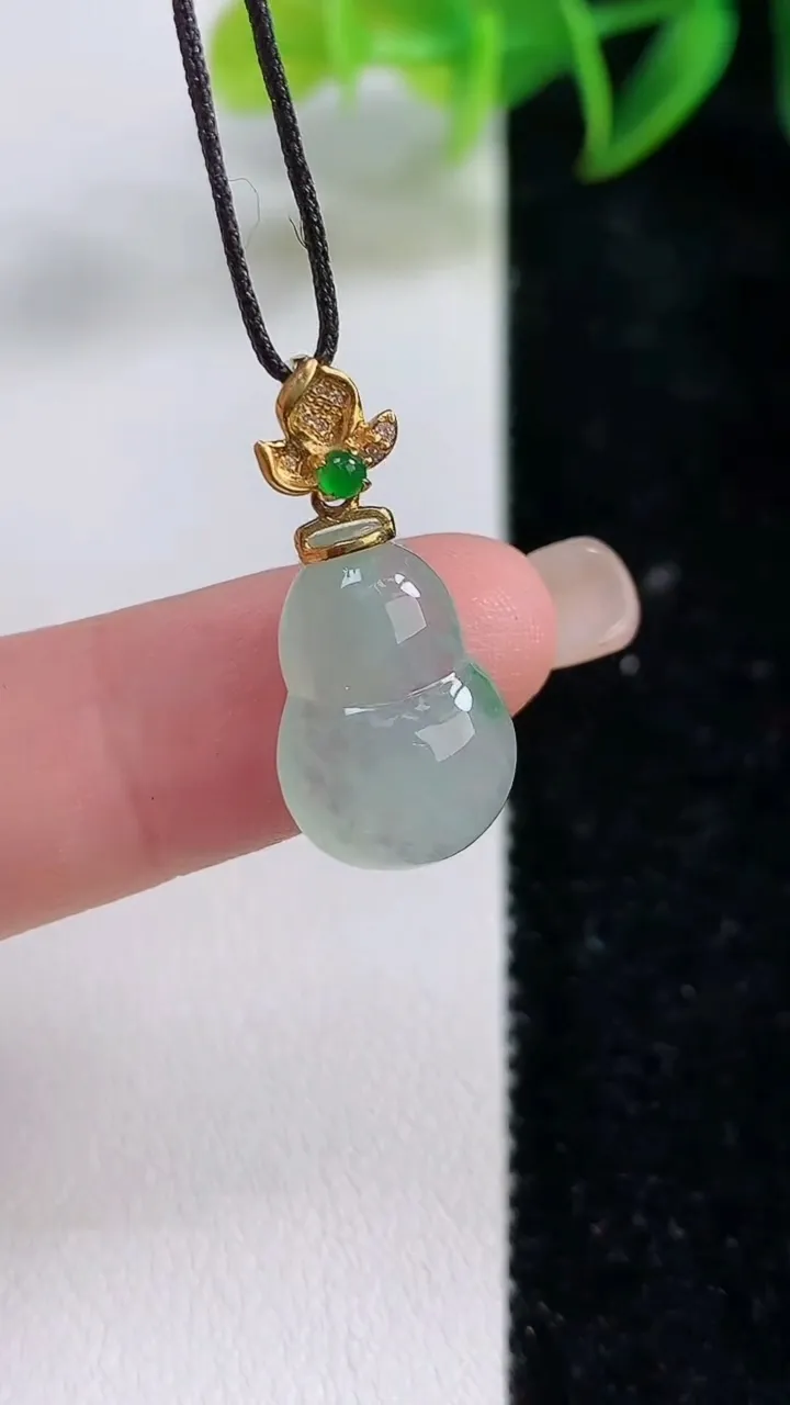 天然A货翡翠葫芦吊坠，尺寸11.3-11-4.6，重:1.88g
9月10日