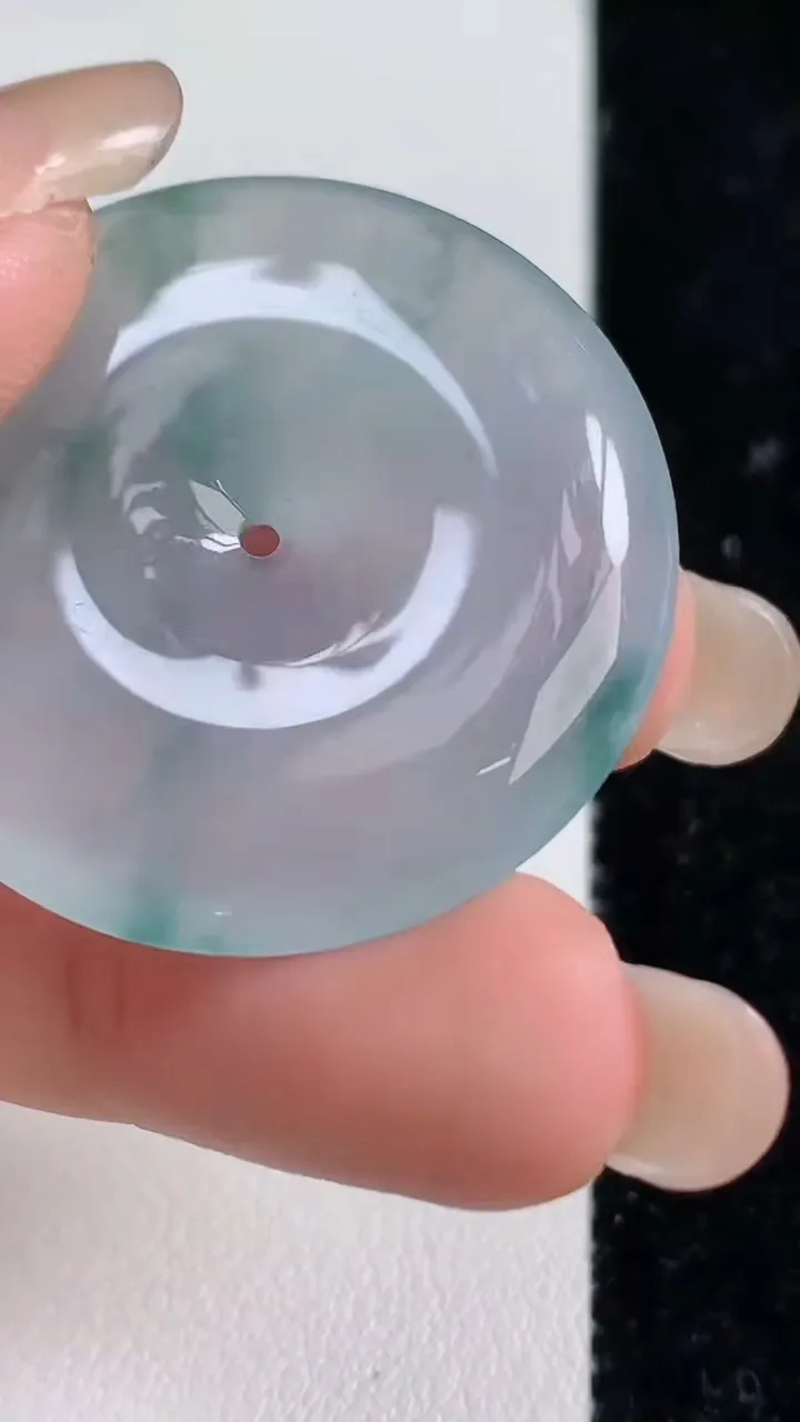 天然A货翡翠种飘花平安扣吊坠，尺寸34.8-5.6，重量:15.33g
9月10日