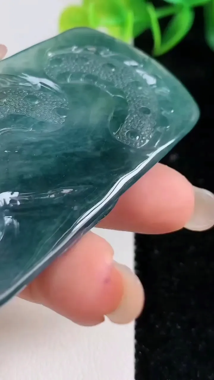 天然A货翡翠蓝水祥龙观音菩萨吊坠，尺寸68-37.5-7.2，重:34.00g
9月10日