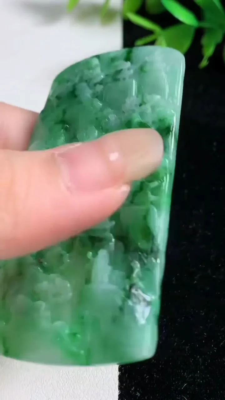 天然A货翡翠山水牌吊坠，尺寸70.7-44-5，重量:38.86g
9月10日