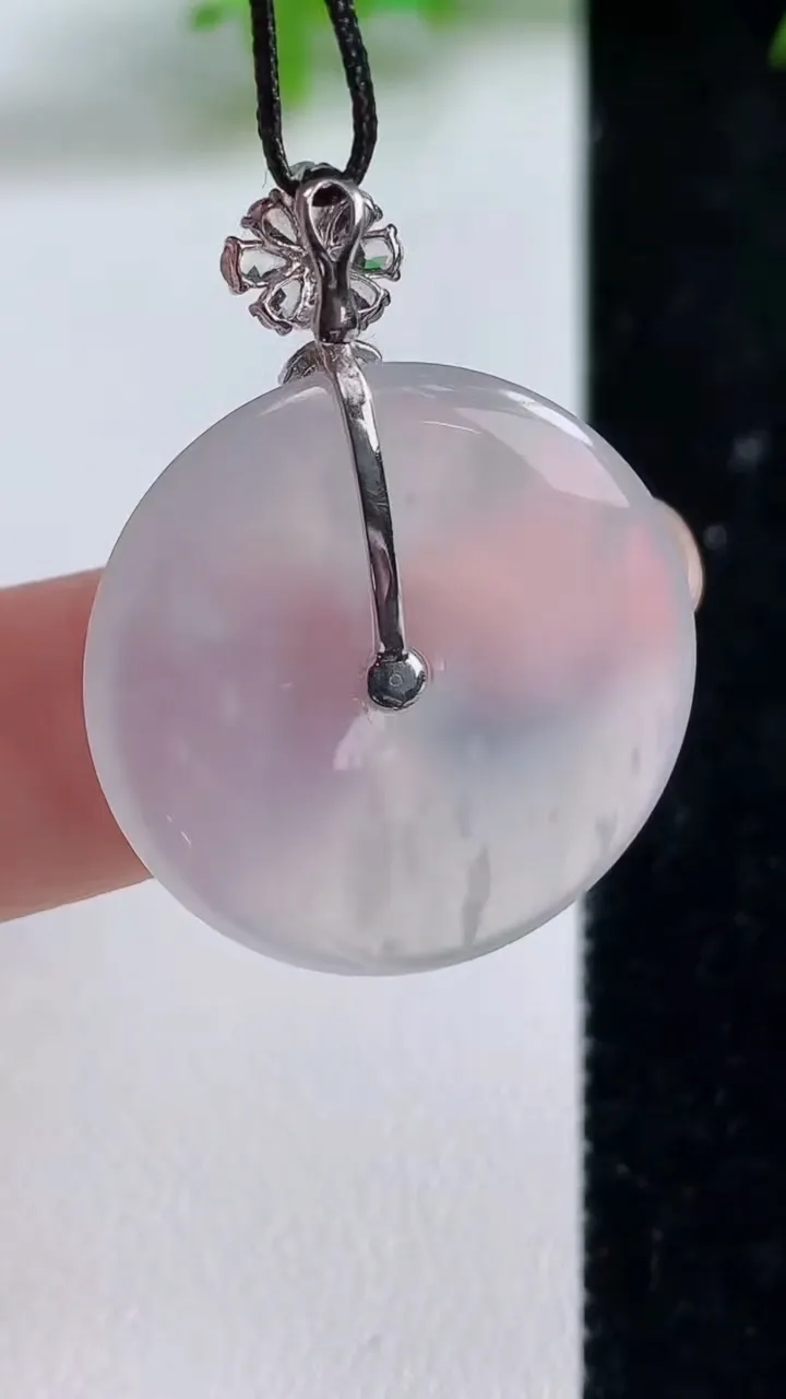 天然A货翡翠种白冰平安扣吊坠，尺寸24.5-3，重量:5.50g
9月10日