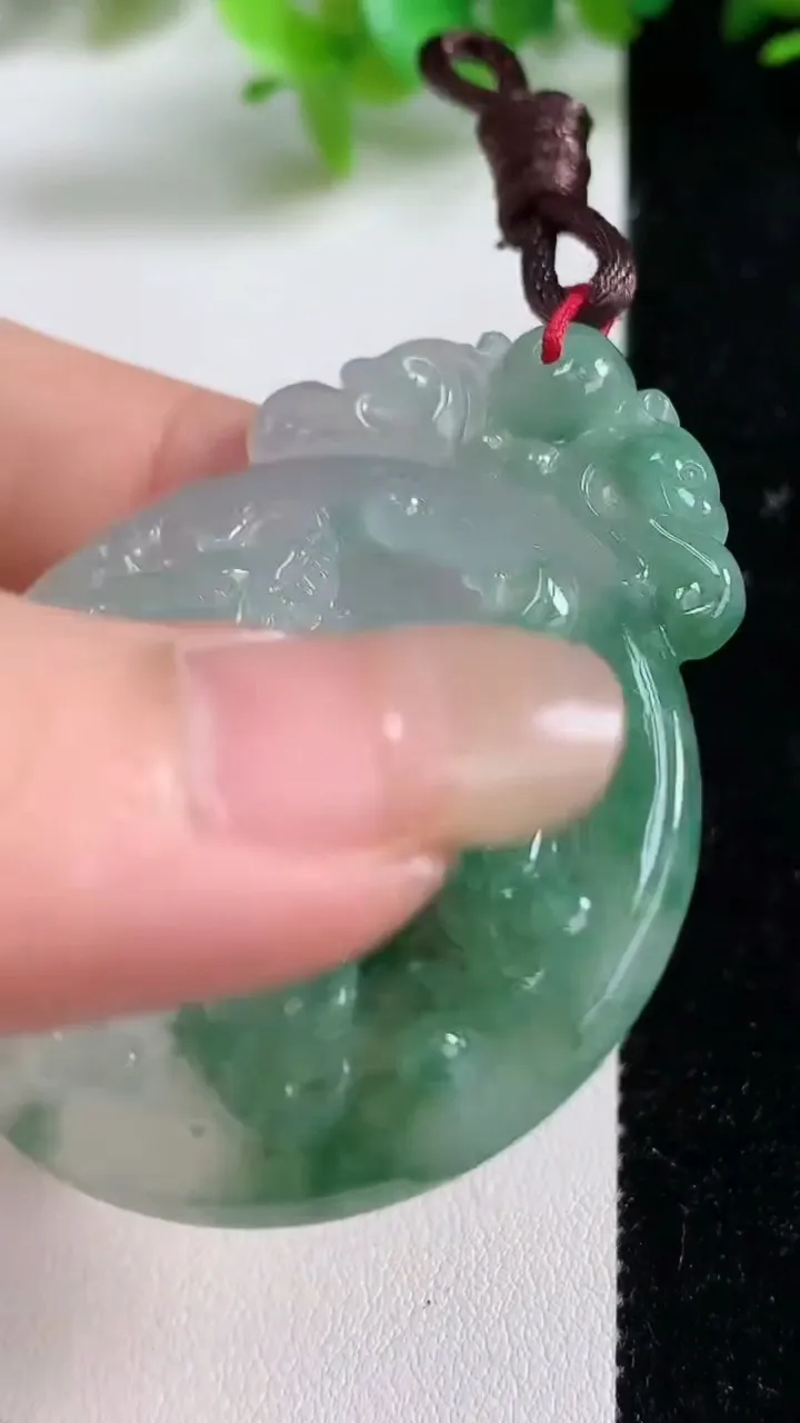 天然A货翡翠麒麟吊坠，尺寸52-42-5.5，重量:21.13g
9月10日