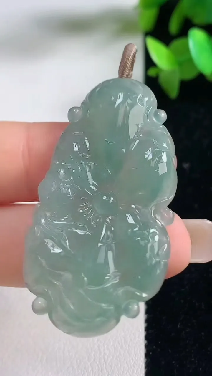 天然A货翡翠荷叶鱼吊坠，尺寸44.7-24-4.7，重量:10.24g
9月10日