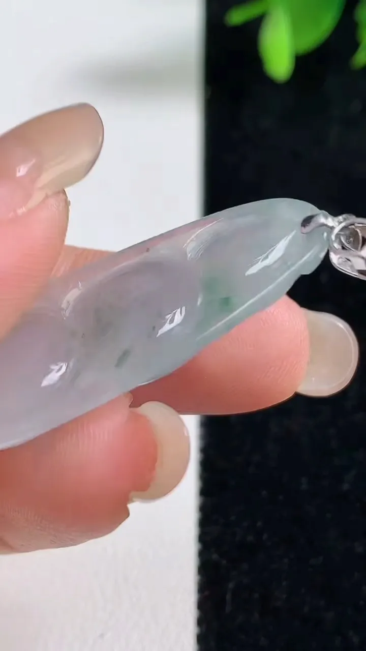 天然A货翡翠种飘花福豆吊坠，尺寸39-14.8-5.3，重量:5.76g
9月10日
