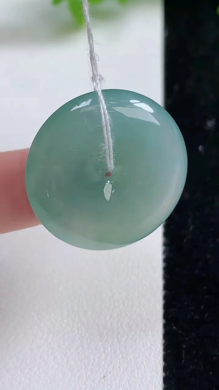 天然A货翡翠平安扣吊坠，尺寸26.6-5.5，重量:8.66g
9月10日