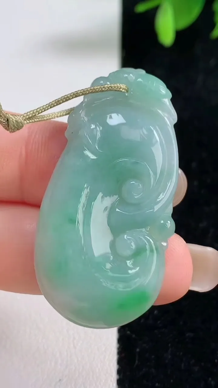 天然A货翡翠如意吊坠，尺寸42.6-21.2-4.5，重量:8.34g
9月10日