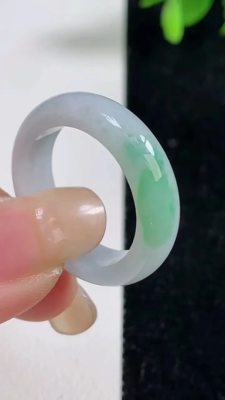 天然A货翡翠指环戒指，尺寸20.5-6-3.3，重量:5.05g2025年9月10日
工厂直销收藏佳