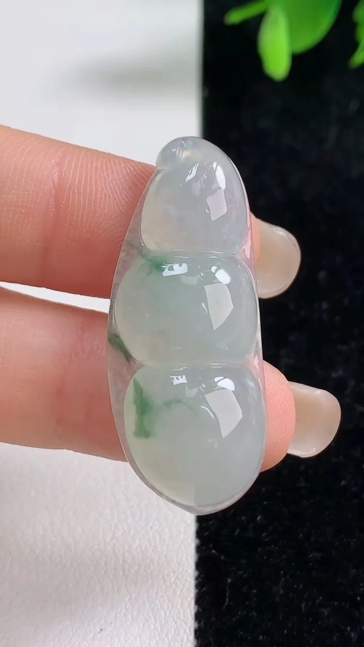 天然A货翡翠冰种飘花福豆吊坠，尺寸38-15.4-6，重量:6.35g
9月10日