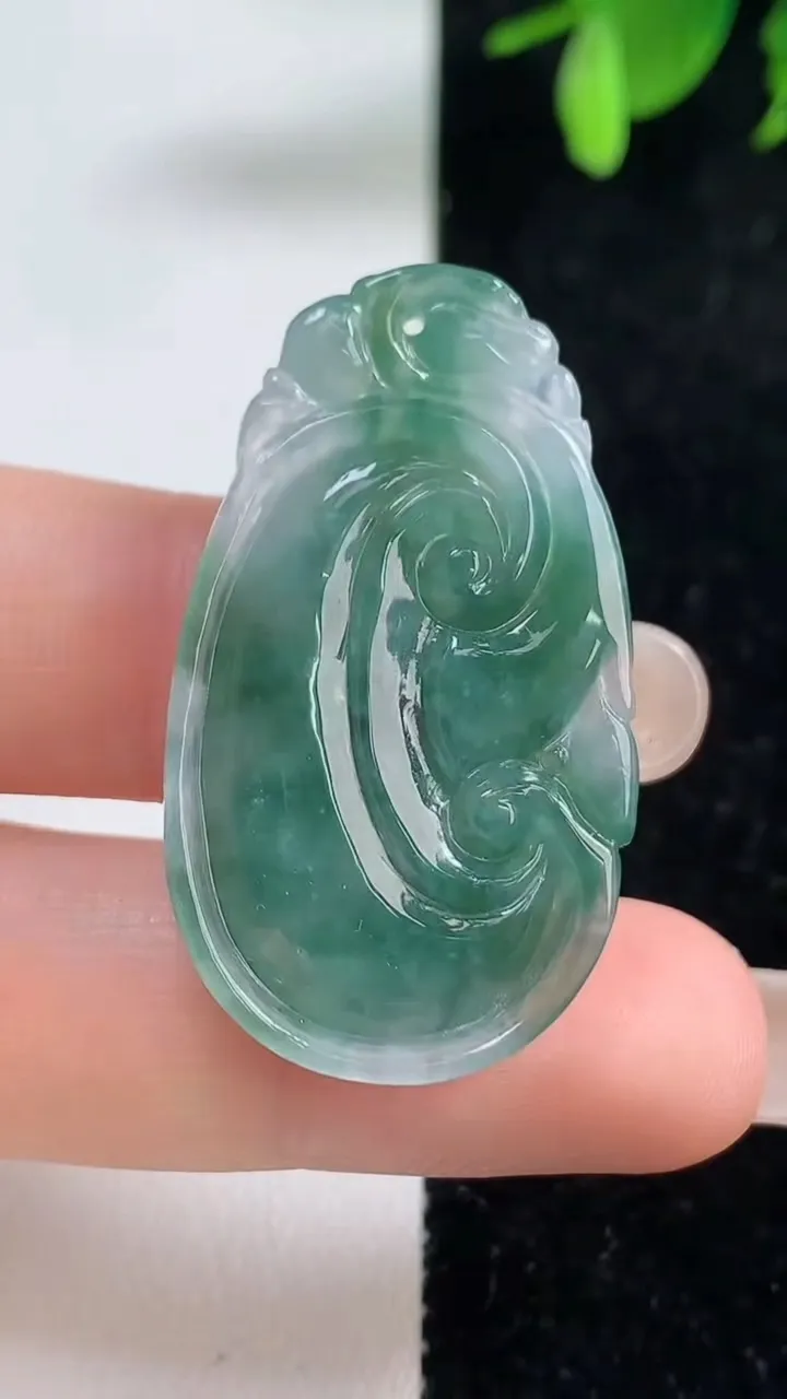 天然A货翡翠冰种飘花如意吊坠，尺寸37.7-21.7-4.3，重量:6.03g
9月10日