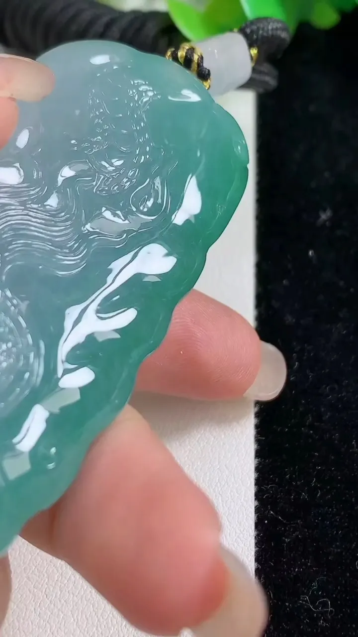 天然A货翡翠龙牌吊坠，尺寸68.8-34-15.4，重量:76.15g
9月10日