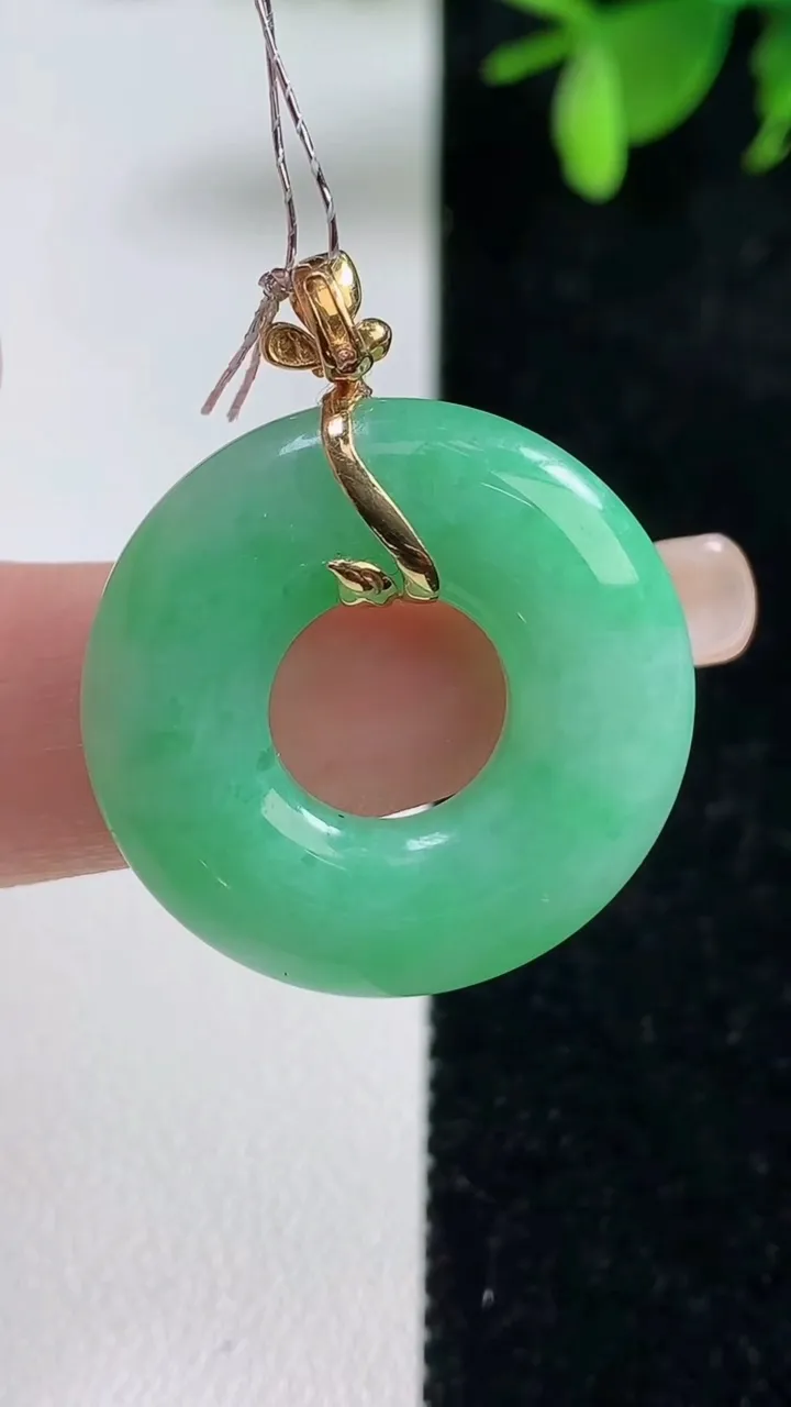 天然A货翡翠平安环吊坠，尺寸25.6-5，重量:7.64g
9月10日