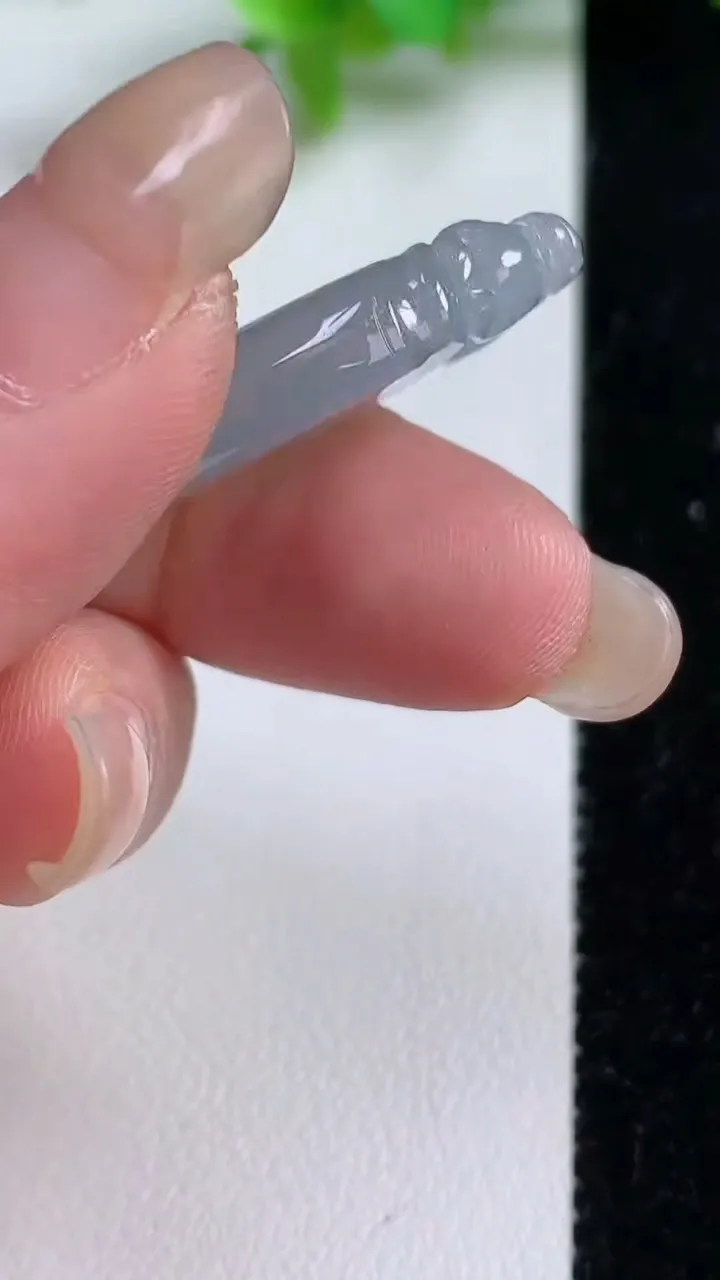 天然A货翡翠龙牙吊坠，尺寸44.5-18.6-5.7，重量:7.13g
9月10日