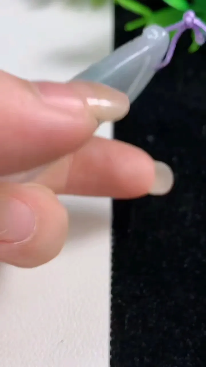 天然A货翡翠冰种飘花一念之间吊坠，尺寸68-36.2-4.6，重量:28.77g
9月10日