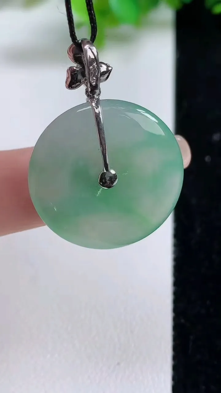 天然A货翡翠平安扣吊坠，尺寸24-4.6，重量:7.95g
9月10日