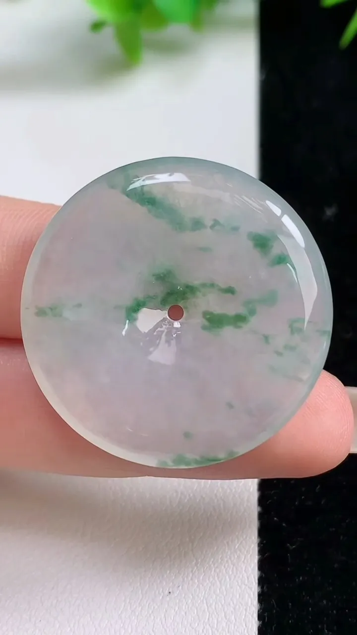 天然A货翡翠种飘花平安扣吊坠，尺寸33.2-5.2，重量:12.43g
9月10日