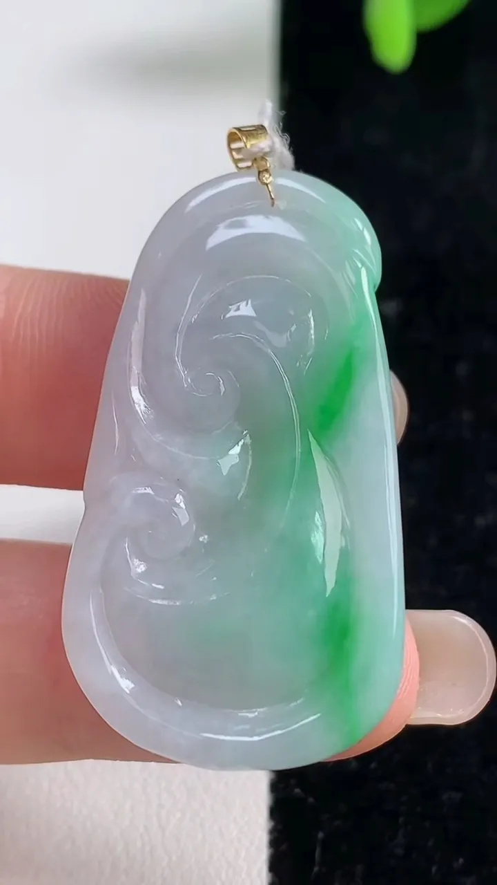 天然A货翡翠如意吊坠，尺寸38.7-22-6.5，重量:10.89g
9月10日