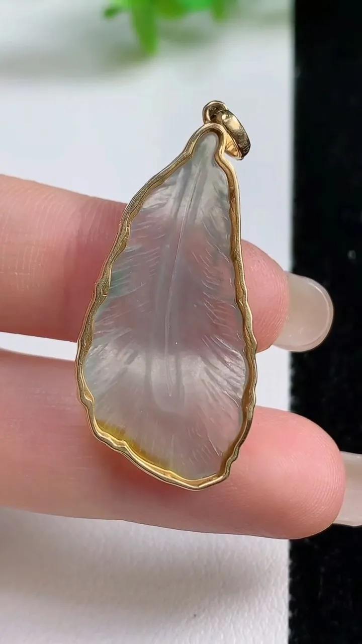 天然A货翡翠种飘花羽毛吊坠，尺寸35-17-3.2，重量:4.54g
9月10日