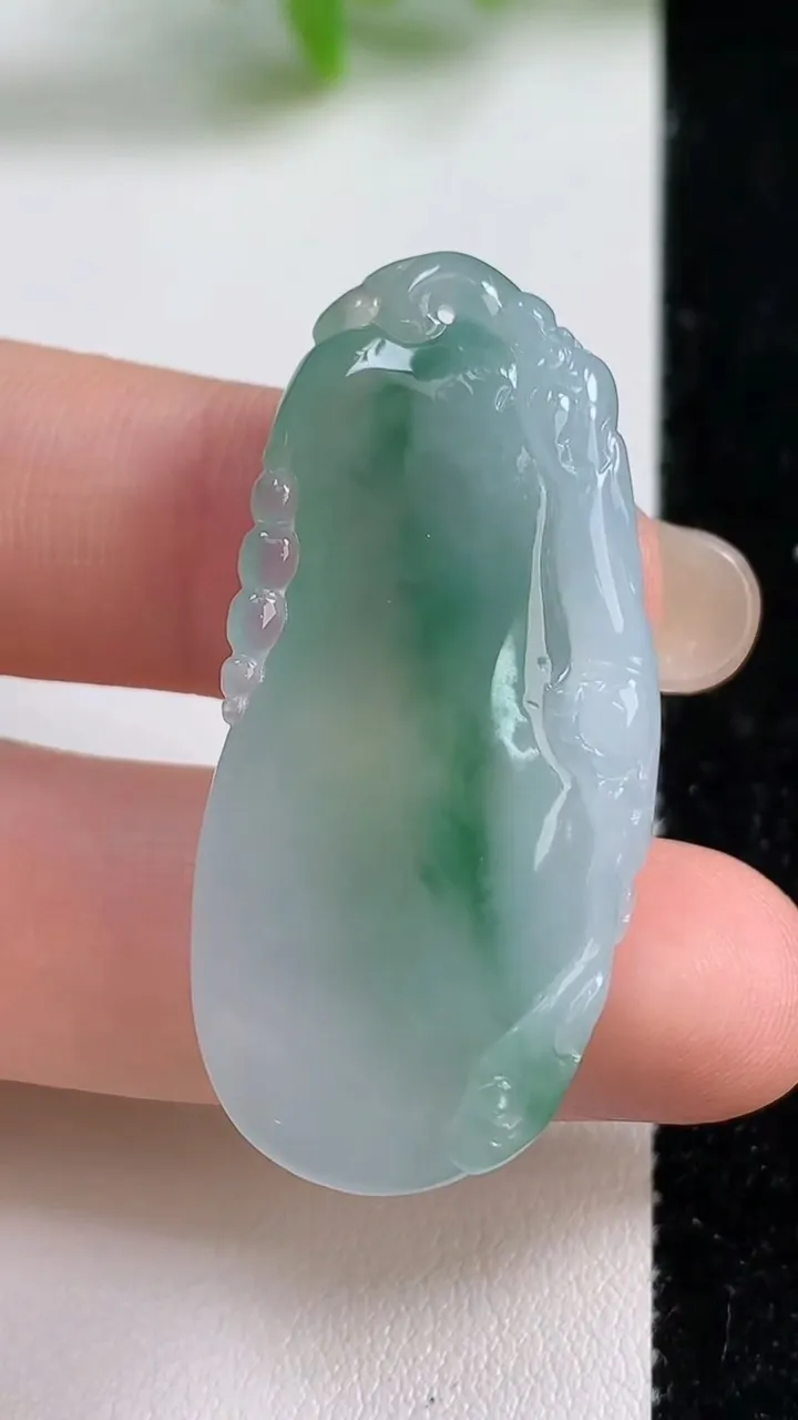 天然A货翡翠冰种飘花福瓜吊坠，尺寸42-19-7，重量:12.62g
9月10日