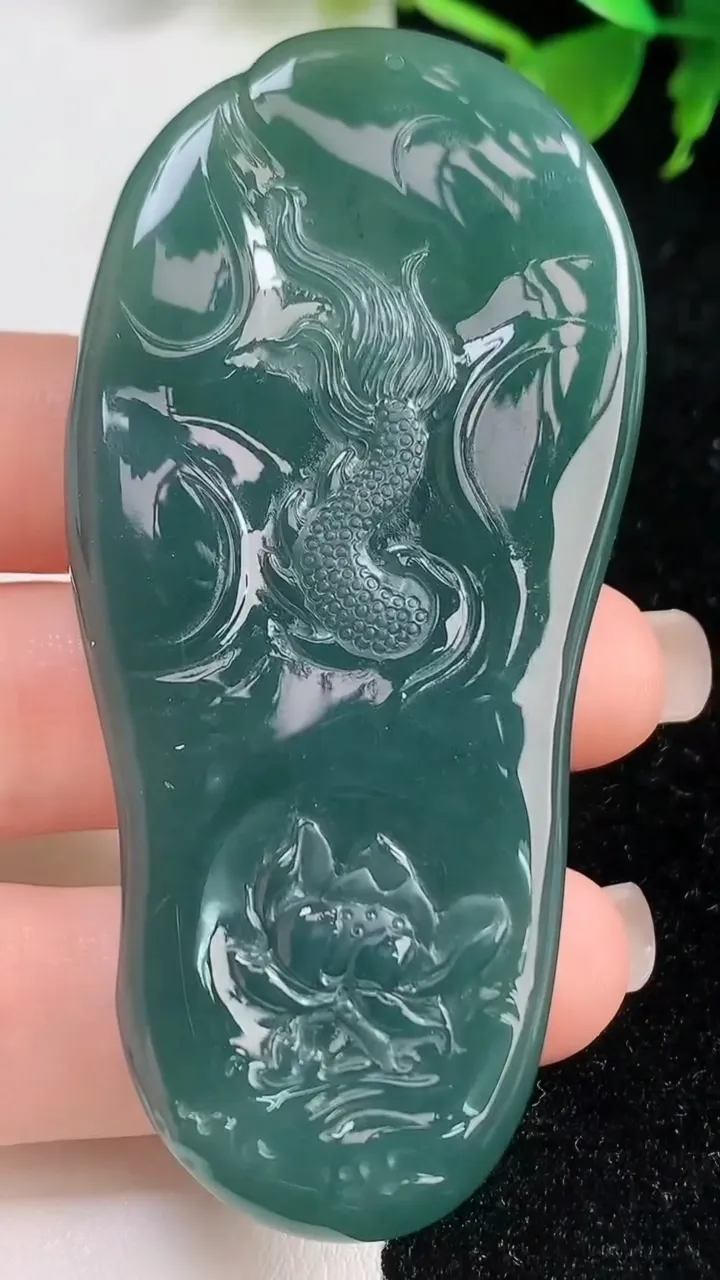 天然A货翡翠蓝水祥龙大势至观音菩萨吊坠，尺寸45.7-35.6-7.2，重量:42.34g
9月10日