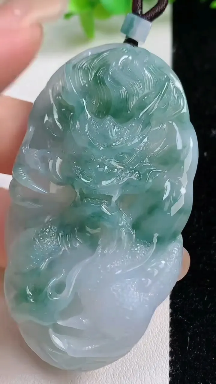 天然A货翡翠冰种飘花龙牌吊坠，尺寸64.5-35.3-9.4，重量:36.18g
9月10日