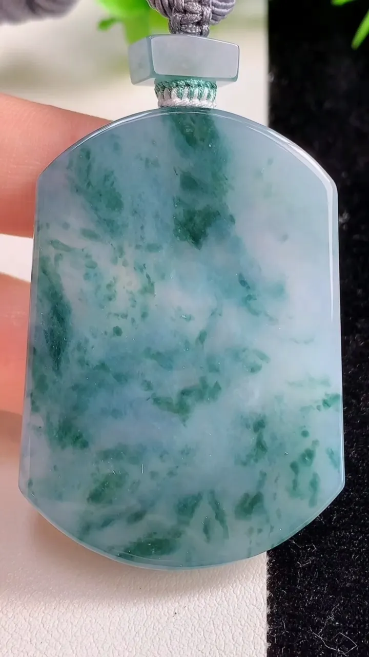 天然A货翡翠种飘花无事牌吊坠，尺寸52.7-38-6，重量:39.22g
9月10日