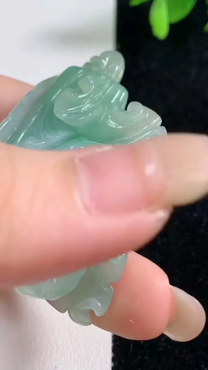 天然A货翡翠白菜吊坠，尺寸47-27.5-20，重量:33.57g
9月10日
