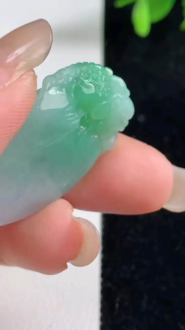 天然A货翡翠福瓜吊坠，尺寸35-18.6-7，重量:8.70g
9月10日