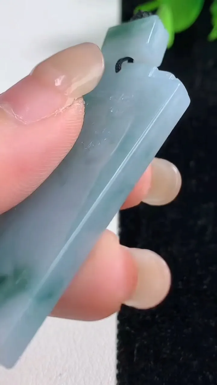 天然A货翡翠冰种飘花仿古无事牌吊坠，尺寸50.5-28-4.4，重量:23.84g
9月10日