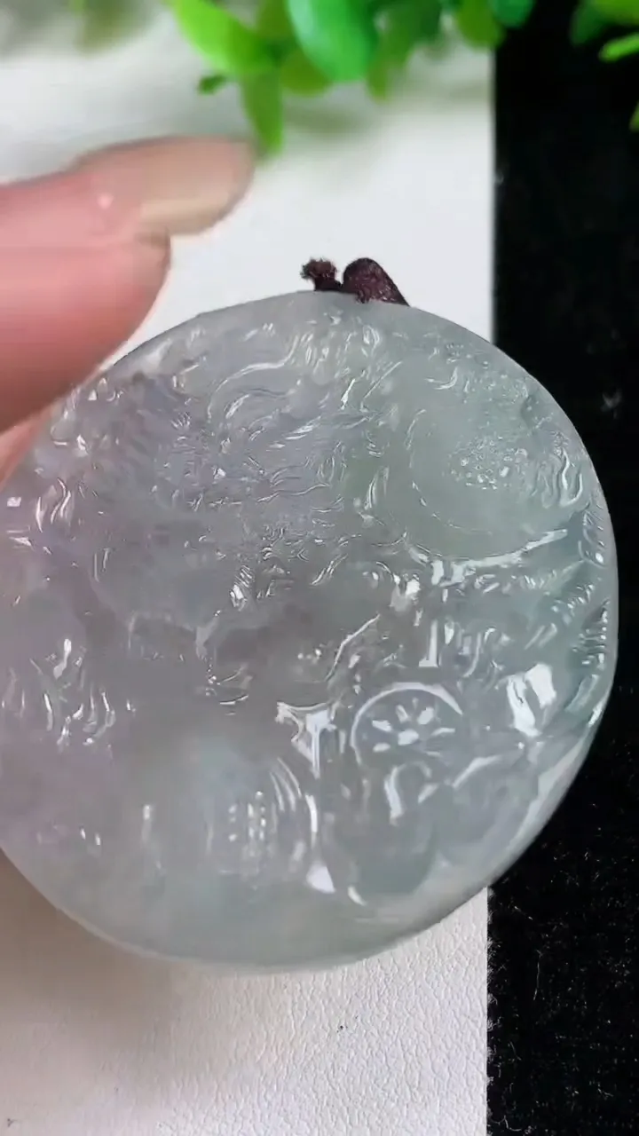 天然A货翡翠冰种飘花龙牌吊坠，尺寸52.2-46.8-5.5，重量:28.33g
9月10日