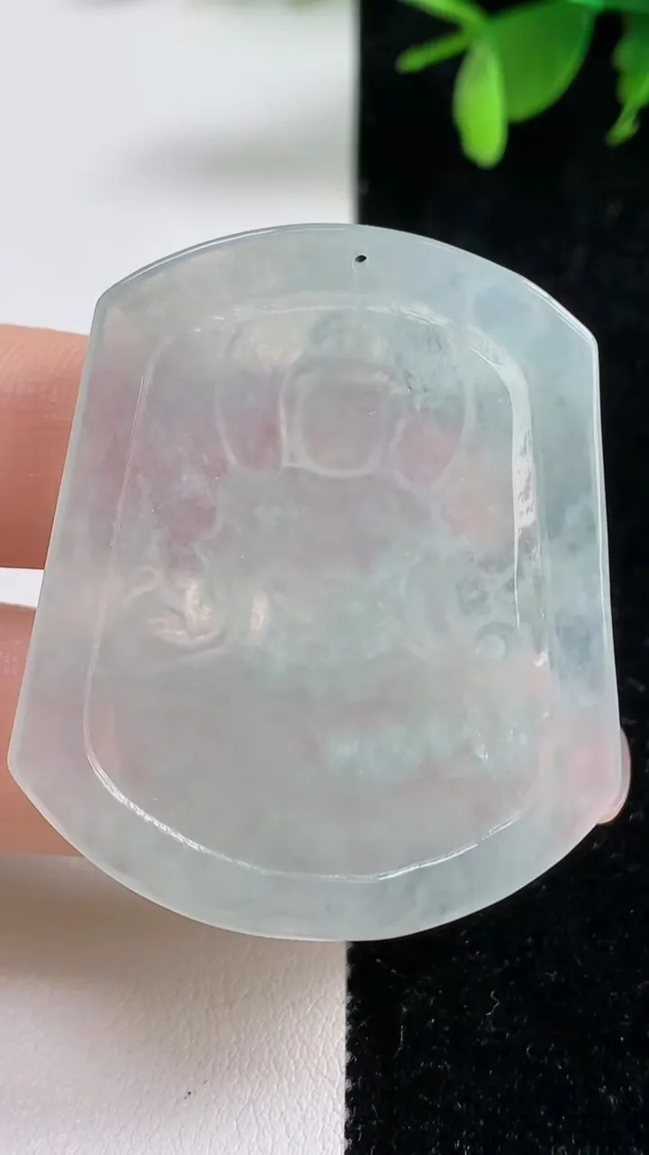 天然A货翡翠观音菩萨吊坠，尺寸44.6-37.3-3，重量:12.20g
9月10日